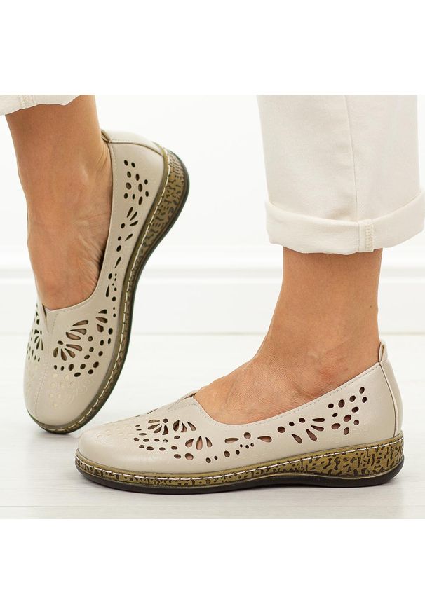 POTOCKI - Beżowe ażurowe półbuty damskie Potocki 90392. Okazja: na co dzień. Kolor: beżowy. Materiał: skóra. Szerokość cholewki: normalna. Wzór: ażurowy. Sezon: wiosna, lato. Styl: casual, klasyczny, elegancki