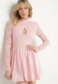 Born2be - Różowa Rozkloszowana Sukienka o Kroju Bombki z Koronką i Wycięciem Desarilla. Okazja: na co dzień. Typ kołnierza: kołnierzyk stójkowy. Kolor: różowy. Materiał: koronka. Długość rękawa: długi rękaw. Wzór: koronka. Typ sukienki: bombki. Styl: casual #6