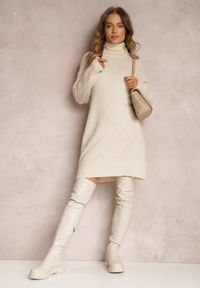 Renee - Beżowa Sukienka Wełniana Oversize z Golfem Revite. Okazja: na co dzień. Typ kołnierza: golf. Kolor: beżowy. Materiał: wełna. Długość rękawa: długi rękaw. Sezon: zima, jesień. Typ sukienki: oversize. Styl: klasyczny, elegancki, casual
