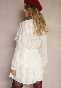 Renee - Jasnobeżowa Sukienka o Rozkloszowanym Kroju z Gumką w Talii i Falbanami Zinetha. Okazja: na co dzień. Kolor: beżowy. Typ sukienki: proste. Styl: elegancki, casual #4