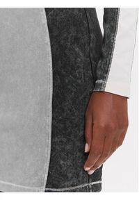 Guess Sukienka codzienna W5YK79 K1D80 Szary Regular Fit. Okazja: na co dzień. Kolor: szary. Materiał: bawełna. Typ sukienki: proste. Styl: casual #4