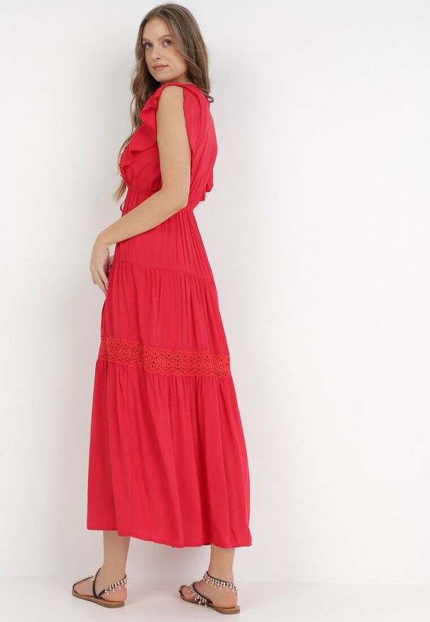 Born2be - Czerwona Sukienka Cileis. Typ kołnierza: kołnierz z falbankami. Kolor: czerwony. Materiał: wiskoza, koronka. Długość rękawa: krótki rękaw. Wzór: geometria. Długość: maxi