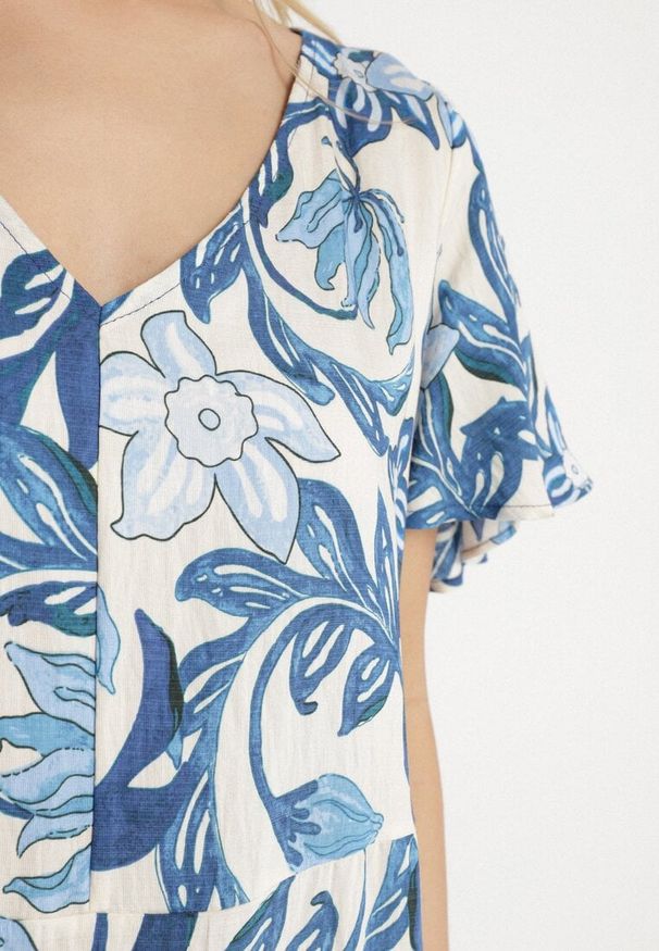 Born2be - Niebieska Pudełkowa Sukienka z Wiskozy w Kwiaty z Dekoltem w Serek Inisara. Okazja: na co dzień. Typ kołnierza: dekolt w serek. Kolor: niebieski. Materiał: wiskoza. Długość rękawa: krótki rękaw. Wzór: kwiaty. Styl: klasyczny, casual, elegancki