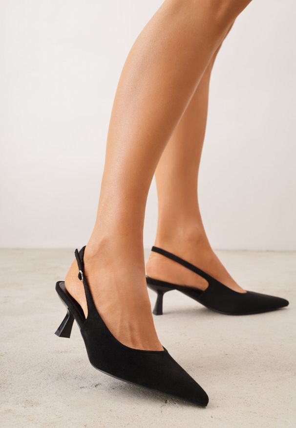 Born2be - Czarne Czółenka z Imitacji Zamszu na Kaczuszce z Odkrytą Piętą Raeneh. Nosek buta: szpiczasty. Zapięcie: sprzączka. Kolor: czarny. Materiał: zamsz. Sezon: lato. Obcas: na szpilce. Styl: klasyczny. Wysokość obcasa: średni