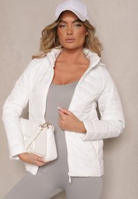 Renee - Biała Kurtka z Pikowanymi Przeszyciami i Odpinanym Kapturem Natisne. Okazja: na co dzień, na spacer. Kolor: biały. Materiał: koronka, jeans. Styl: klasyczny, elegancki, casual