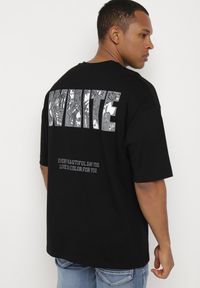 Born2be - Czarna Bawełniana Koszulka T-shirt z Ozdobnym Nadrukiem Sanestia. Okazja: na co dzień. Kolor: czarny. Materiał: bawełna. Wzór: nadruk. Styl: klasyczny, casual, elegancki #7