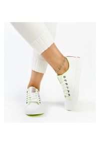 Białe damskie trampki z kolorem Cross Jeans. Okazja: na co dzień. Nosek buta: okrągły. Kolor: biały. Materiał: materiał, guma. Styl: casual #5