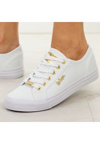 Białe trampki damskie Lee Cooper 4074. Okazja: na co dzień, na spacer. Nosek buta: okrągły. Kolor: biały. Materiał: tkanina. Szerokość cholewki: normalna. Sezon: wiosna, lato. Styl: casual, klasyczny, sportowy #1
