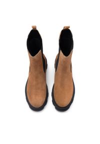 Kazar - Modne zamszowe botki typu chelsea na trepowej podeszwie. Kolor: brązowy. Materiał: zamsz. Szerokość cholewki: normalna. Wzór: moro. Styl: militarny #7