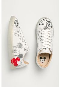 MOA Concept - Buty skórzane x Disney. Nosek buta: okrągły. Zapięcie: sznurówki. Kolor: biały. Materiał: skóra. Szerokość cholewki: normalna. Wzór: motyw z bajki. Obcas: na obcasie. Wysokość obcasa: niski #4