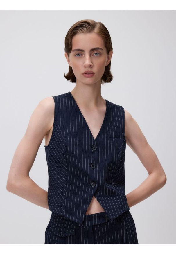 Reserved - Kamizelka w paski - granatowy. Kolor: niebieski. Materiał: wiskoza, tkanina. Wzór: paski