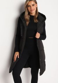 Born2be - Czarna Pikowana Kamizelka z Kapturem Wykończona Napami Prineria. Okazja: na co dzień. Typ kołnierza: kaptur. Kolor: czarny. Materiał: jeans. Styl: casual, elegancki #7