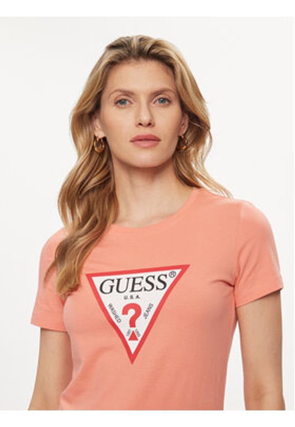 Guess T-Shirt W1YI1B I3Z14 Koralowy Slim Fit. Kolor: pomarańczowy. Materiał: bawełna
