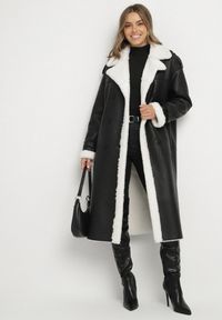 Born2be - Czarny Dwurzędowy Płaszcz z Imitacji Skóry z Wiązanym Paskiem i Futrem Guritte. Okazja: na co dzień. Typ kołnierza: golf. Kolor: czarny. Materiał: skóra, futro. Długość rękawa: długi rękaw. Długość: długie. Styl: klasyczny, casual, elegancki #5