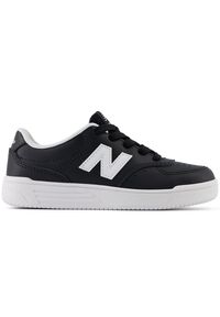 Buty dziecięce New Balance PSB80BW – czarne. Okazja: na uczelnię, na co dzień. Kolor: czarny. Materiał: materiał, syntetyk. Szerokość cholewki: normalna. Sport: turystyka piesza