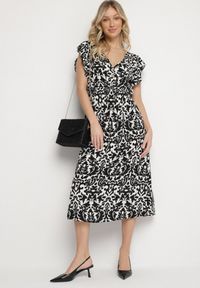 Born2be - Czarna Bawełniana Sukienka Rozkloszowana z Falbankami w Ornamentalny Wzór Zaliette. Okazja: na co dzień. Typ kołnierza: kołnierz z falbankami. Kolor: czarny. Materiał: bawełna. Długość rękawa: krótki rękaw. Styl: elegancki, casual #4