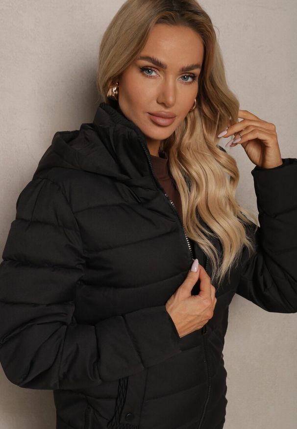 Renee - Czarna Kurtka z Pikowanymi Przeszyciami z Odpinanym Kapturem i Ściągaczem w Talii Sintavia. Okazja: na co dzień. Kolor: czarny. Materiał: jeans. Styl: casual
