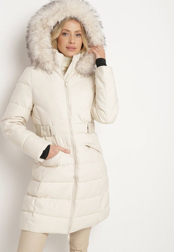 Born2be - Jasnobeżowa Kurtka Pikowana z Dwustronnym Suwakiem Kapturem z Futrem i Elastycznym Paskiem Moonrose. Okazja: na spacer, na co dzień. Kolor: beżowy. Materiał: futro. Styl: casual, elegancki