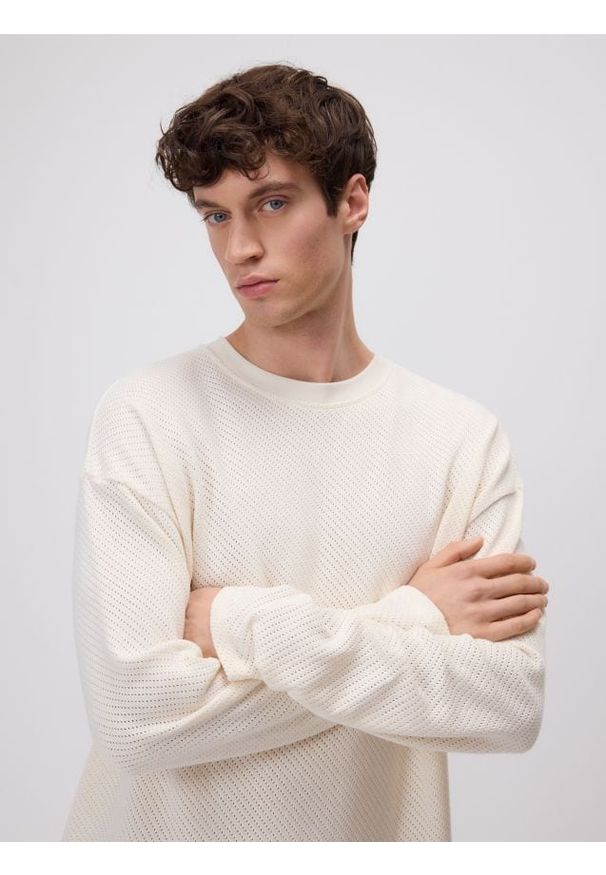 Reserved - Ażurowy longsleeve - złamana biel. Materiał: dzianina. Długość rękawa: długi rękaw. Wzór: ażurowy