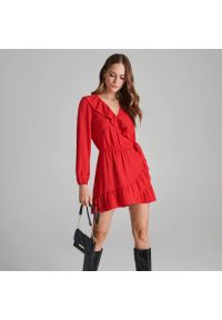 Sinsay - Sukienka mini z falbanami - Czerwony. Kolor: czerwony. Długość: mini #1