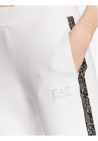 EA7 Emporio Armani Spodnie dresowe 3RTP73 TJLQZ 1100 Biały Regular Fit. Kolor: biały. Materiał: dresówka, syntetyk