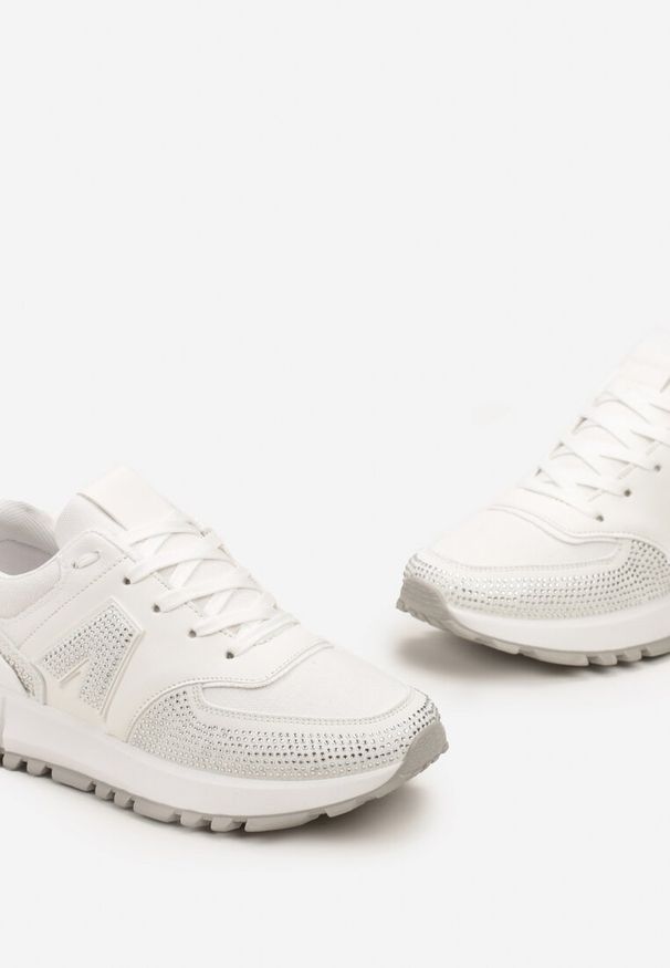 Renee - Białe Sneakersy Ozdobione Cyrkoniami na Podeszwie z Wycięciami Larzive. Kolor: biały. Wzór: aplikacja. Obcas: na płaskiej podeszwie
