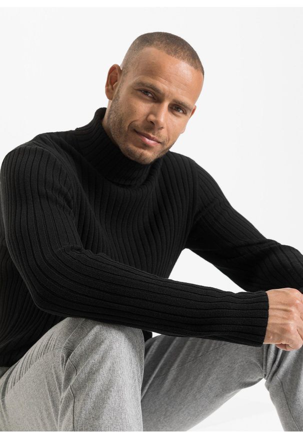 bonprix - Sweter z golfem, z prążkowanej bawełny z recyklingu. Typ kołnierza: golf. Kolor: czarny. Materiał: prążkowany, bawełna. Wzór: prążki