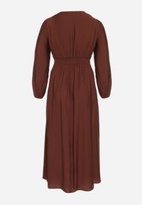 Born2be - Brązowa Rozkloszowana Sukienka z Marszczeniem i Gumką w Pasie Fedorna. Okazja: na co dzień. Kolekcja: plus size. Kolor: brązowy. Typ sukienki: dla puszystych. Styl: casual, elegancki #7
