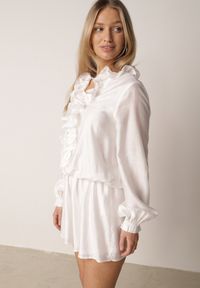 Born2be - Biały Krótki Kombinezon Ozdobiony Żabotem Menimei. Okazja: na co dzień. Kolor: biały. Materiał: materiał, poliester. Długość: krótkie. Wzór: aplikacja. Styl: casual, klasyczny, elegancki #7