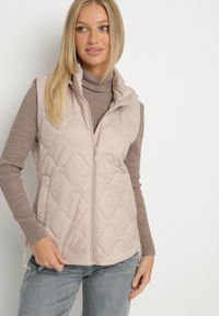 Born2be - Ciemnobeżowa Kamizelka z Odpinanym Kapturem Ozdobiona Pikowaniem Cirisse. Okazja: na spacer, na co dzień. Kolor: beżowy. Materiał: jeans. Wzór: aplikacja. Styl: casual, elegancki, klasyczny #1