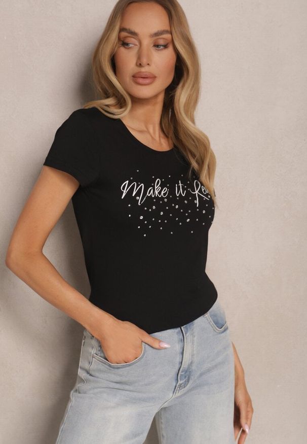 Renee - Czarny T-shirt z Bawełny Ozdobiony Napisem i Cyrkoniami Zreadia. Okazja: na co dzień. Kolor: czarny. Materiał: bawełna. Wzór: napisy, aplikacja. Styl: klasyczny, casual