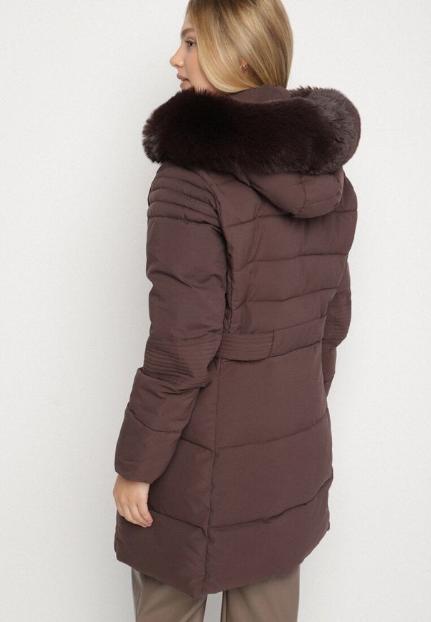 Born2be - Brązowa Pikowana Kurtka z Kapturem z Futrem i Paskiem w Talii Acendria. Okazja: na co dzień. Typ kołnierza: kaptur. Kolekcja: plus size. Kolor: brązowy. Materiał: futro. Styl: casual, klasyczny