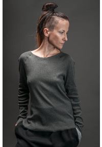 Hultaj Polski - Bluzka damska ciemnoszara. Okazja: na co dzień. Kolor: szary. Materiał: dzianina, materiał, dresówka, bawełna, jeans, elastan. Długość rękawa: długi rękaw. Długość: długie. Sezon: zima, lato. Styl: sportowy, casual, elegancki
