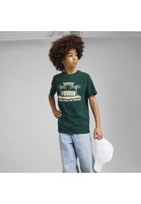 Puma - Młodzieżowa koszulka Mid 90s z grafiką PUMA Dark Myrtle Green. Kolor: zielony. Materiał: guma. Wzór: nadruk, napisy. Sezon: lato. Sport: joga i pilates