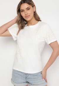 Born2be - Biały T-shirt z Kwiatowymi Aplikacjami Tilenna. Okazja: na co dzień. Kolor: biały. Materiał: jeans. Wzór: aplikacja, kwiaty. Styl: klasyczny, elegancki, casual #5