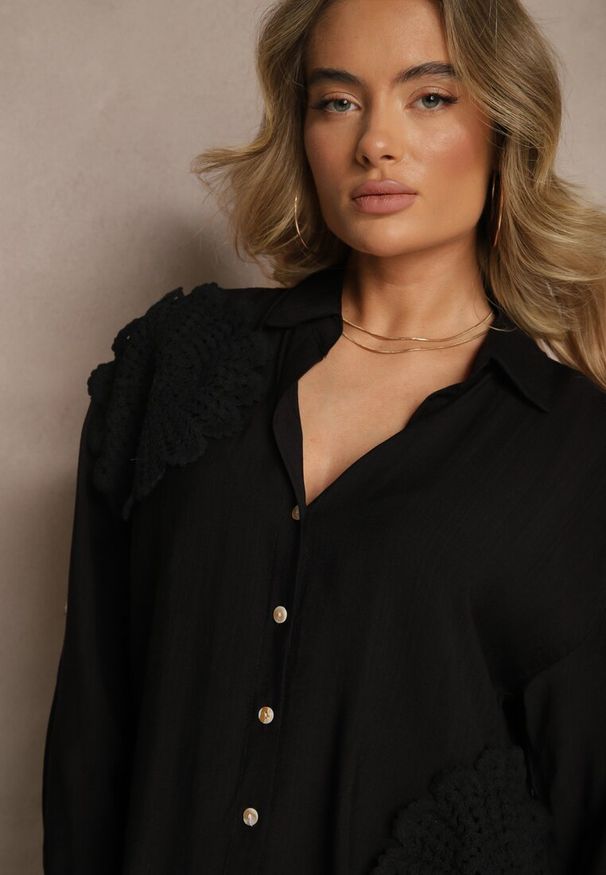 Renee - Czarna Koszula Oversize z Lnu i Wiskozy Zdobiona Aplikacjami z Kwiatami Varreia. Okazja: na co dzień. Typ kołnierza: kołnierzyk klasyczny. Kolor: czarny. Materiał: wiskoza, len. Długość rękawa: długi rękaw. Długość: długie. Wzór: aplikacja, kwiaty. Styl: klasyczny, casual, elegancki
