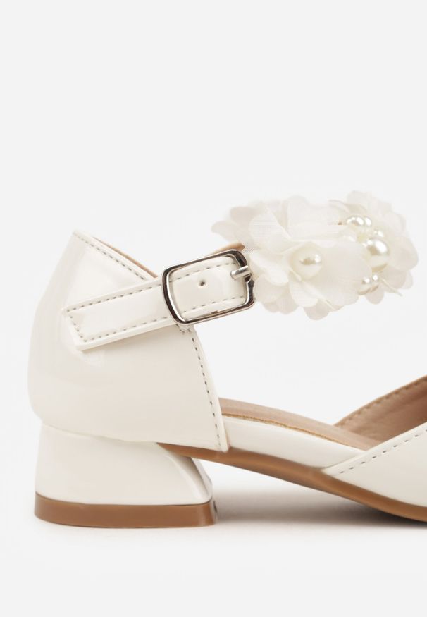 Born2be - Białe Lakierowane Sandały na Niskim Obcasie z Kwiatkami i Perełkami Denagia. Zapięcie: sprzączka. Kolor: biały. Materiał: lakier. Wzór: kwiaty. Sezon: lato. Styl: elegancki
