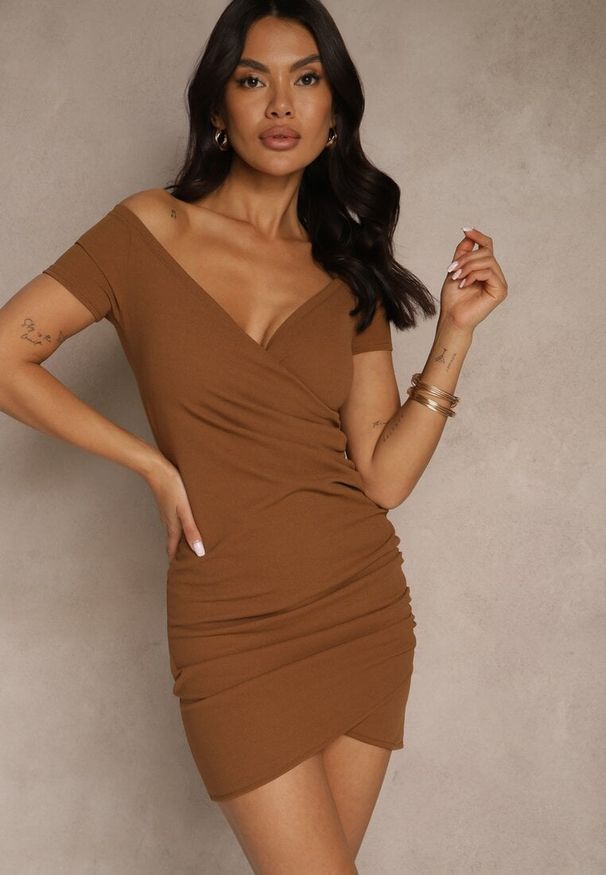 Renee - Brązowa Kopertowa Sukienka Typu Bodycon Sopaffe. Okazja: na co dzień. Kolor: brązowy. Materiał: jeans. Typ sukienki: bodycon, kopertowe. Styl: casual, elegancki