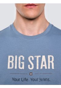 Big-Star - Koszulka męska o klasycznym kroju niebieska Bruno 400. Okazja: na co dzień. Kolor: niebieski. Materiał: jeans, bawełna. Długość rękawa: krótki rękaw. Długość: krótkie. Wzór: nadruk. Styl: klasyczny