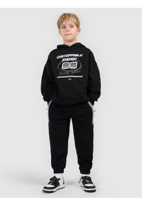 4f - 4F Spodnie dresowe joggery chłopięce - czarne 134 (8-9 lat). Okazja: na co dzień, na spacer, na uczelnię. Kolor: czarny. Materiał: dresówka. Długość: długie. Sezon: lato. Styl: casual #1