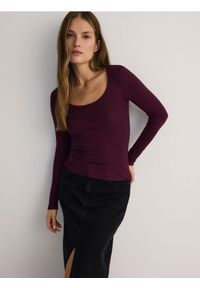 Reserved - Bluzka z błyszczącą aplikacją - bordowy. Kolor: czerwony. Materiał: dzianina, wiskoza. Wzór: aplikacja #1