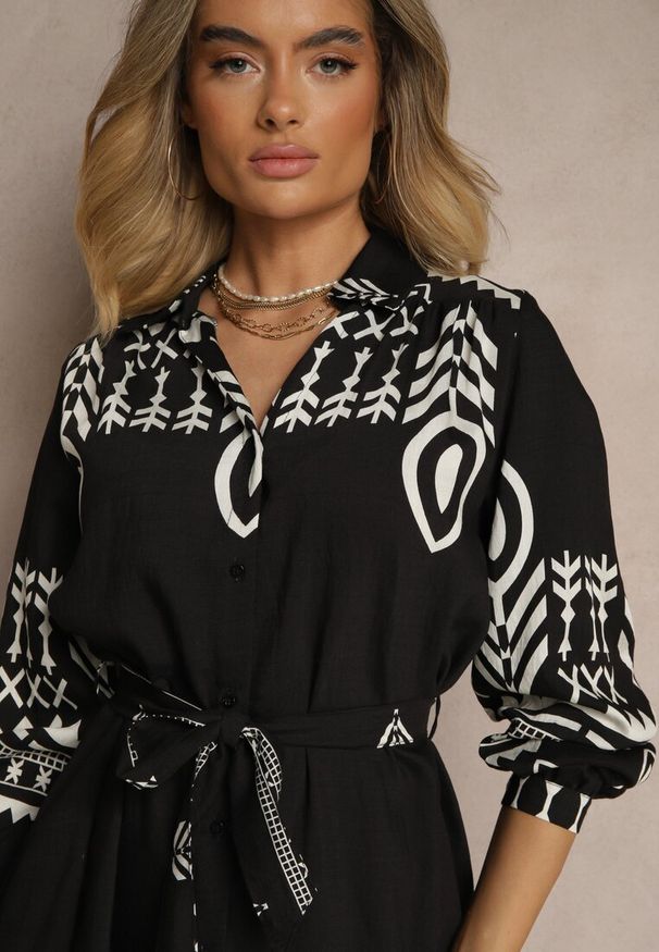Renee - Czarna Koszulowa Sukienka z Wiskozą w Azteckie Wzory Averisa. Kolor: czarny. Materiał: wiskoza. Sezon: wiosna, lato. Typ sukienki: koszulowe. Styl: elegancki