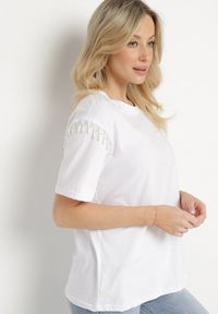 Born2be - Biały Bawełniany T-shirt Ozdobiony Koralikami Tlerra. Okazja: na co dzień. Kolor: biały. Materiał: bawełna. Wzór: aplikacja. Sezon: lato, wiosna. Styl: sportowy, klasyczny, casual