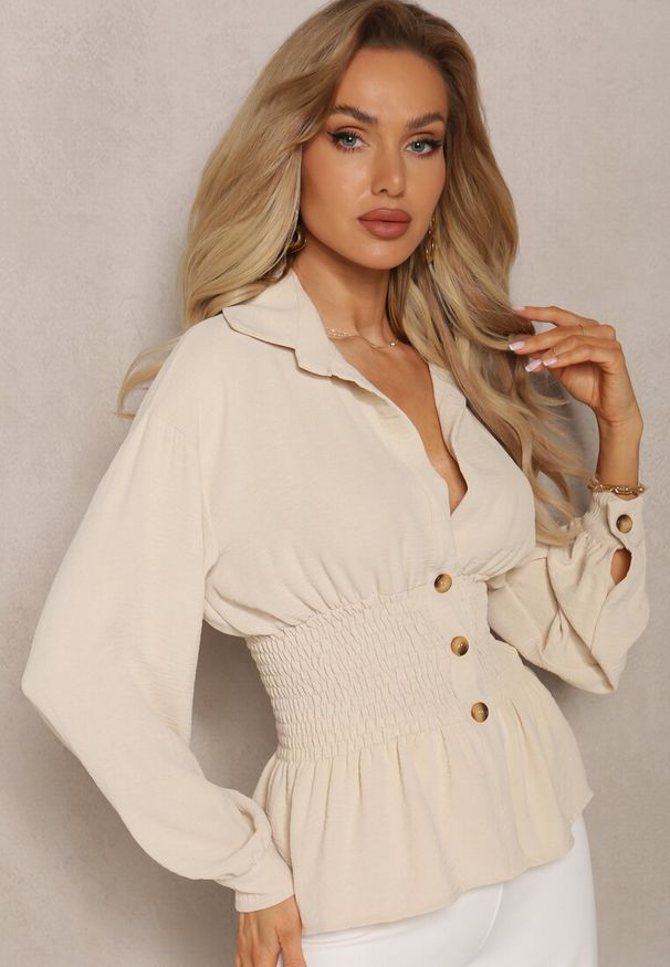 Renee - Jasnobeżowa Koszula z Marszczoną Talią i Ozdobnymi Guzikami Dapnelli. Kolor: beżowy