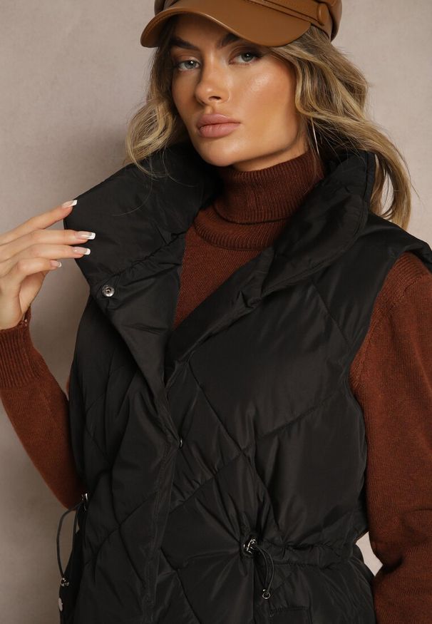 Renee - Czarna Długa Kamizelka z Pikowaniem i Troczkami w Pasie Taiaeli. Okazja: na co dzień. Kolor: czarny. Materiał: jeans, bawełna. Długość: długie. Wzór: aplikacja. Styl: elegancki, casual