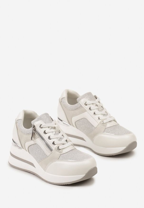 Born2be - Białe Sneakersy na Koturnie przed Kostkę z Ozdobnym Suwakiem i Metalicznym Akcentem Tivian. Okazja: na co dzień. Wysokość cholewki: przed kostkę. Zapięcie: zamek. Kolor: biały. Materiał: jeans. Obcas: na koturnie