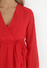Born2be - Czerwona Sukienka Sharpblaze. Kolor: czerwony. Materiał: materiał, tkanina. Długość rękawa: długi rękaw. Typ sukienki: kopertowe. Długość: mini #6