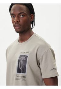 Adidas - adidas T-Shirt National Geographic KC2350 Beżowy Loose Fit. Kolor: beżowy. Materiał: syntetyk, bawełna #4