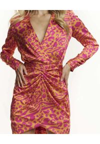 BOSKATA - Pomarańczowa sukienka z motywem zwierzęcym Larissa. Typ kołnierza: dekolt w kształcie V. Kolor: różowy, wielokolorowy, fioletowy. Długość rękawa: długi rękaw. Wzór: motyw zwierzęcy. Typ sukienki: asymetryczne. Długość: mini #3