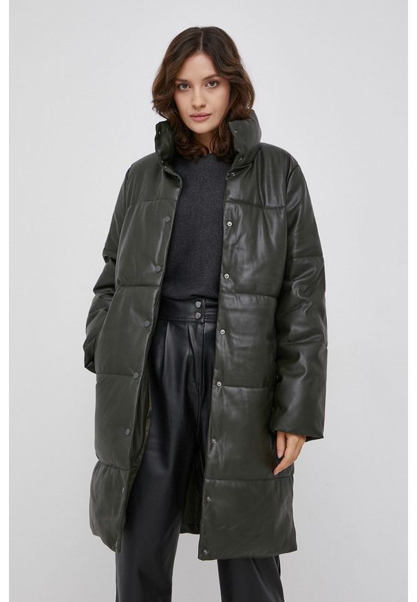 Vero Moda Kurtka damska kolor zielony zimowa. Kolor: zielony. Materiał: poliester. Sezon: zima
